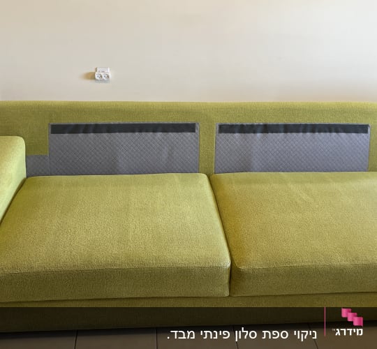 ספה ירוקה עם כיסויים אפורים לניקוי